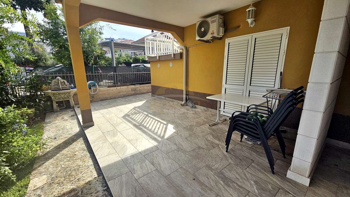 Apartmajska hiša v Okrugu Gornjem/Čiovo, drugi niz od morja - 5 apartmajev